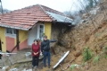 Zonguldak'ta fırtınada bir evin çatısı uçtu, üç ev ise heyelan sebebiyle boşaltıldı. Bir evin duvarına dayanan heyelan molozundan dolayı su bastı. Fırtınada dev dalgalar oluştu. Bu arada il genelinde 122 köy yolu ulaşıma kapandı.