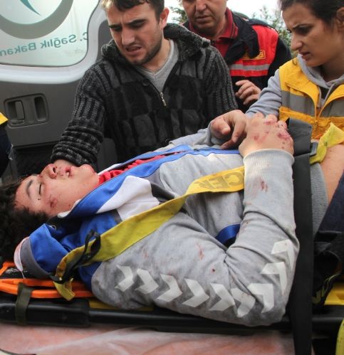 Ereğli'de meydana gelen trafik kazasında takla atan otomobilde bulunan 6 kişi, yola ve yüzme havuzuna savruldu. Kazada 1 kişi hayatını kaybederken, 4'ü ağır 5 kişi de yaralandı. Alev alan otomobil ise itfaiye ekipleri ile vatandaşların yaptığı müdahale ile söndürüldü.