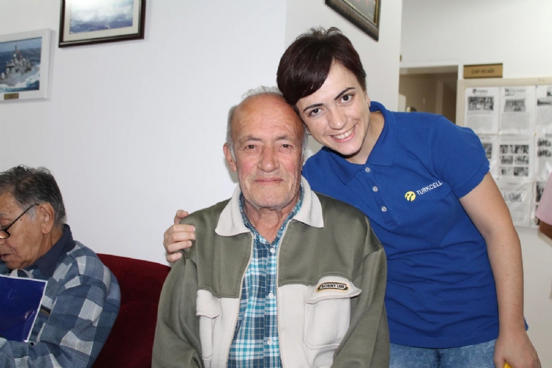 1 Ekim Dünya Yaşlılar Günü sebebiyle Turkcell Ereğli Şen yönetici ve çalışanları, İzmirlioğlu Huzurevinde yaşamlarını sürdüren yaşlıları ziyaret ederek onlara bir nebze de olsa destek verdiler.