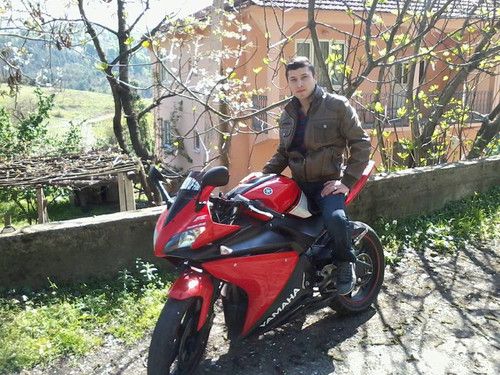 Ereğli'de ters şeride giren otomobil ile karşıdan gelen aracın arasında kalan motosikletli sürücüsü hayatını kaybetti, kaza anı özel halk otobüsünün kamerasına yansıdı.