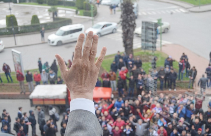 Bugün oynanan Ereğli Belediyespor-Kocaelispor maçı sonrası Ereğlispor taraftarları Halil Posbıyık/ın ofisinin önüne geldi.. Taraftarlar, 'Büyük Başkan', 'Seni çok özlüyoruz' şeklinde sloganlar atıp sevgi gösterilerinde bulundular..