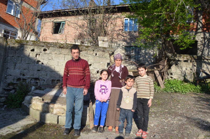Zonguldak’ın Gökçebey ilçesine bağlı Dağdemirciler köyünde, yıkılma tehlikesi olan harabe evde yaşayan Demiröz ailesi, yetkililerden yardım bekliyor.