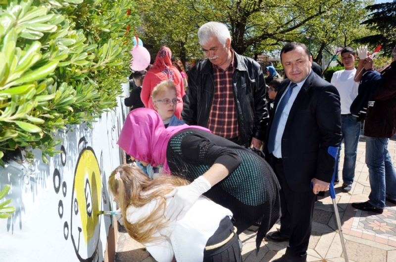 Bülent Ecevit Üniversitesi, Kdz. Ereğli Belediyesi’nin destekleri ve Özel 75. Yıl Eğitim ve Reabilitasyon Merkezi’ndeki öğrencilerin katılımı ile Bozhane Parkı’nda “ Hayallerimizi Renklendirelim.’ adlı deniz konseptli boyama şenliği düzenledi.