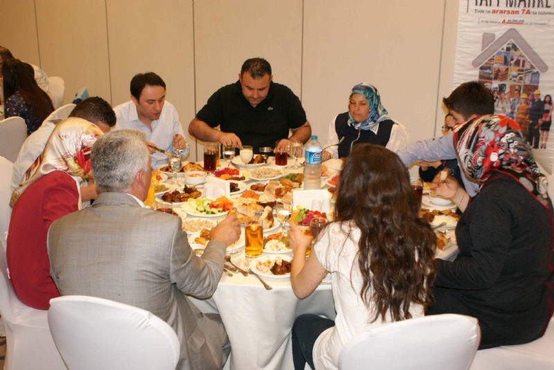 Ereğli'de uzun süredir faaliyetini sürdüren ve bir süre önce de Zonguldak’ta Acılık mevkiinde şubesini açarak faaliyete başlayan 7A Yapı Market, bu Ramazan da tüm personeli ve ailelerine Dedeman otelde çalışanları ve aileleri ile iftar yemeğinde bir araya geldi
